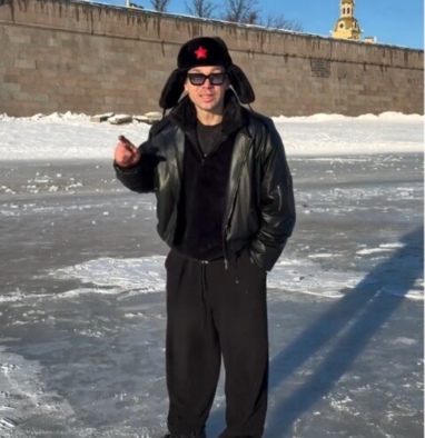 "Ну что, родные? Попробуем Неву на вкус?"