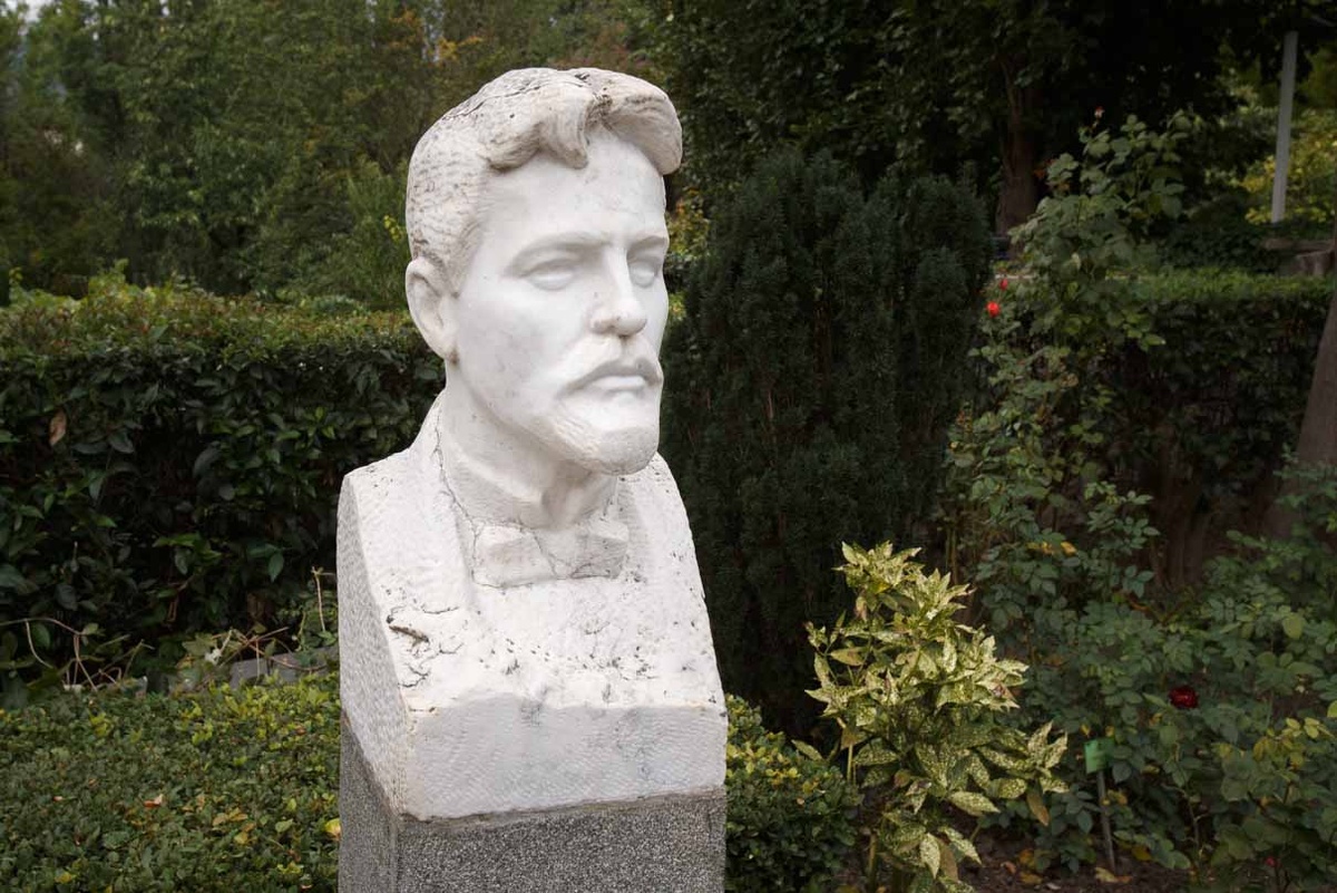 В саду дома-музея установлен бюст А.П. Чехова