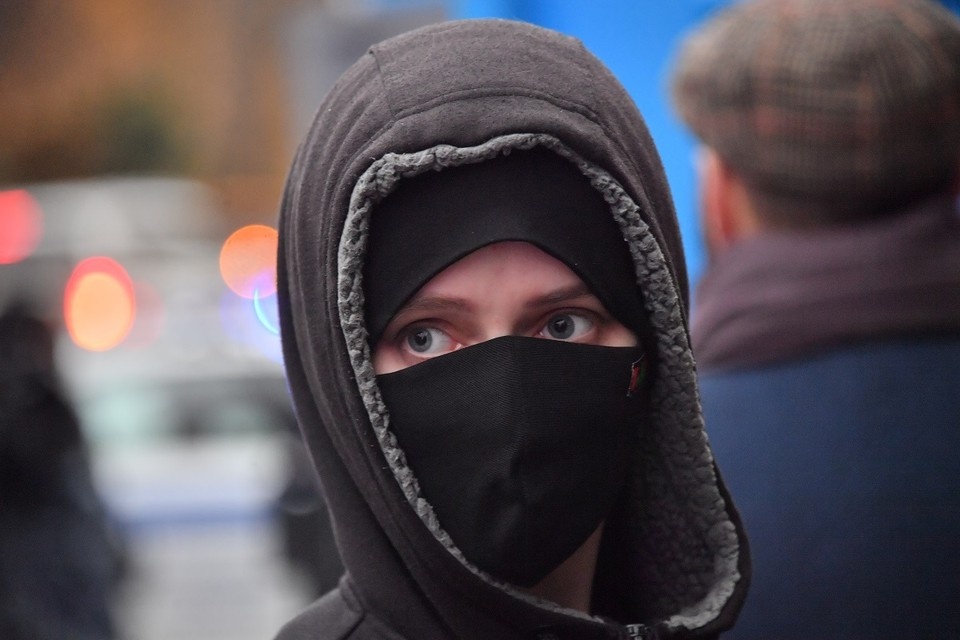    Закрытое лицо в общественном месте может стоить штрафа. Владимир ВЕЛЕНГУРИН