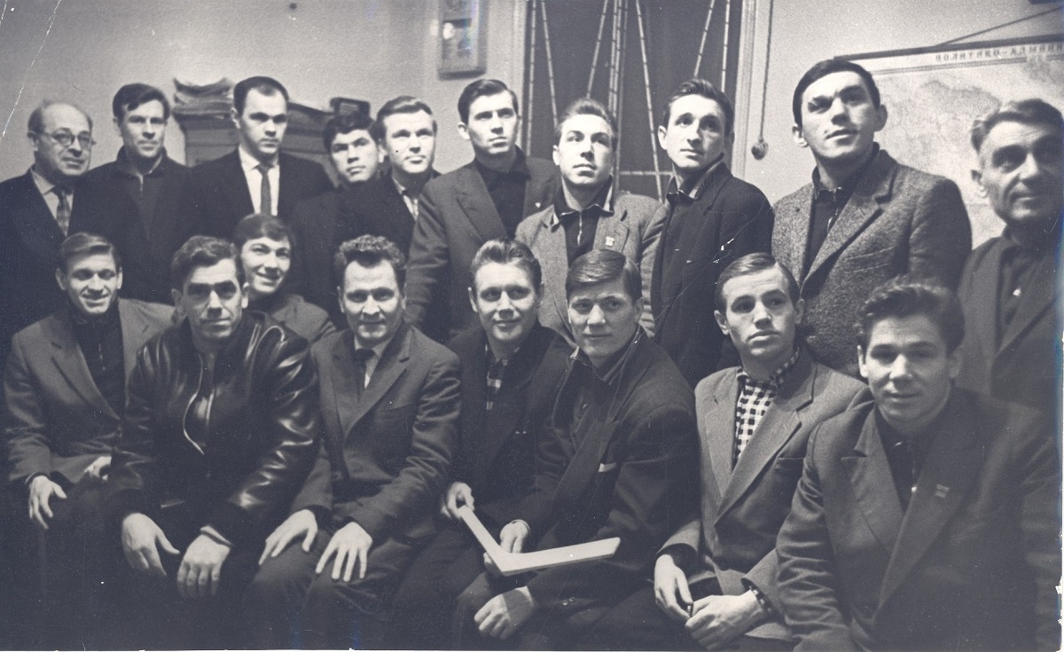    Торпедовцы в гостях у правдистов. Предположительно 1961 год. Сидит 4-й слева – редактор «Горьковской правды» Иван Богданов. Стоит 4-й слева – легендарный вратарь Виктор Коноваленко