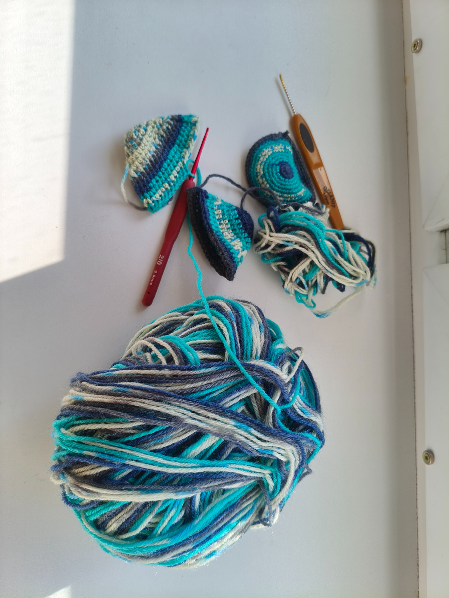 Это не мини шапочки, а мои попытки связать носок