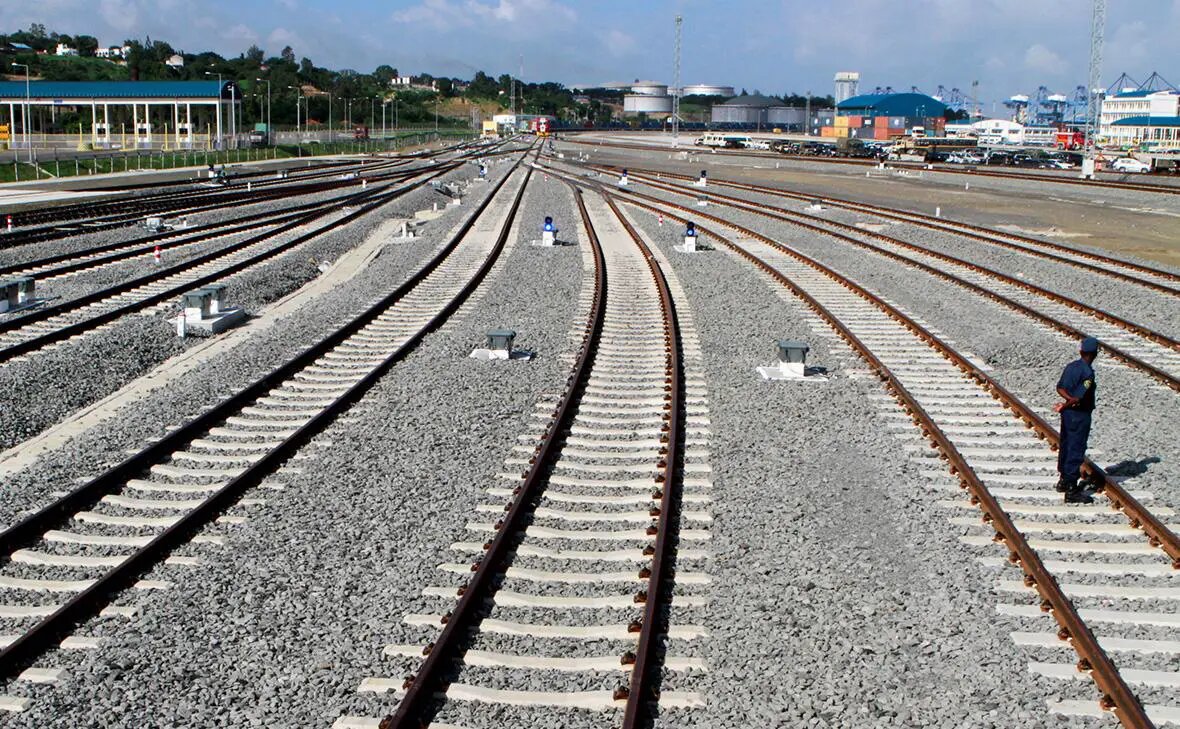    Железная дорога, построенная Китайской дорожно-мостовой корпорацией и финансируемая правительством Китая, в прибрежном городе Момбаса, Кения Фото: Reuters Диана Петровская