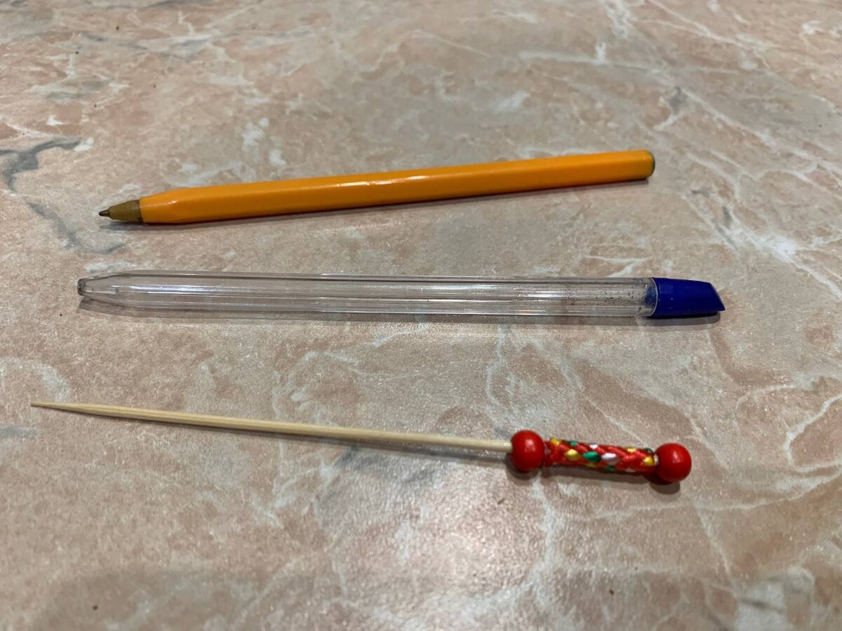 В качестве палочек подойдут подобные предметы. Фото автора 