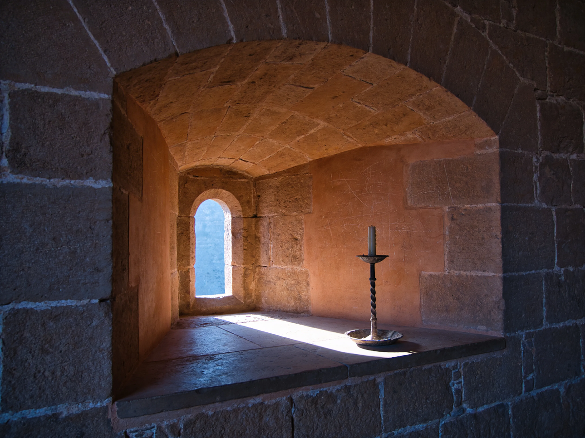 Окно, которое смотрело на мир как на врага. Узкая щель вместо стеклопакета — и выбор между светом и жизнью. Как мы дошли до панорам и что потеряли по пути? Разбираем 1000 лет эволюции главного отверстия в стене →