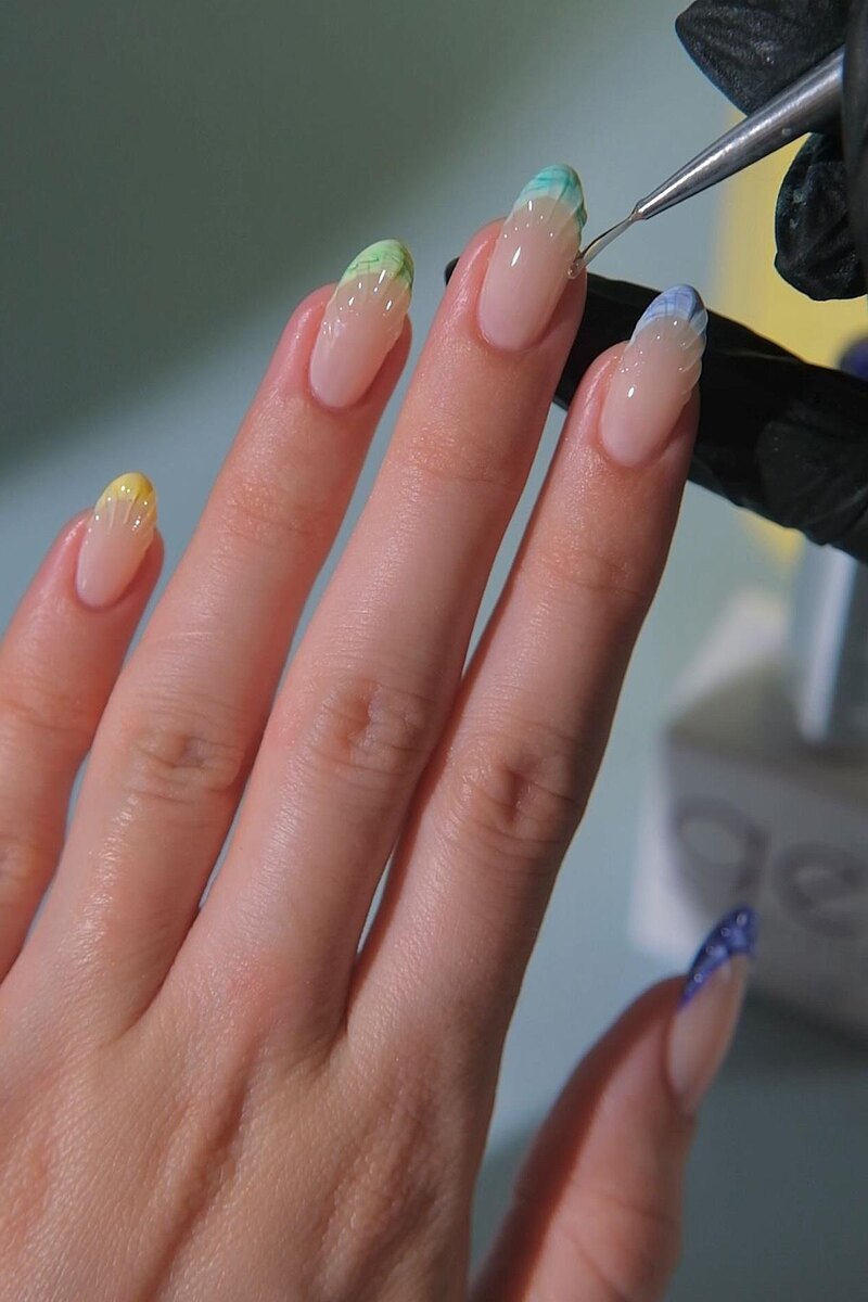 amberjhnails / Instagram (входит в корпорацию Meta, признана экстремистской и запрещена в России)📷Экспериментируйте с оттенками: попробуйте заменить белый на пастельные тона