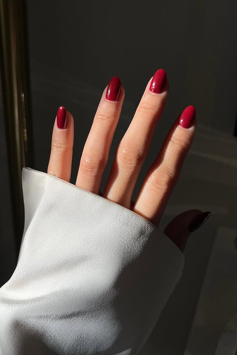 leatngu / Instagram (входит в корпорацию Meta, признана экстремистской и запрещена в России)📷Красный дизайн одинаково хорошо смотрится как на коротких, так и на длинных ногтях миндалевидной формы