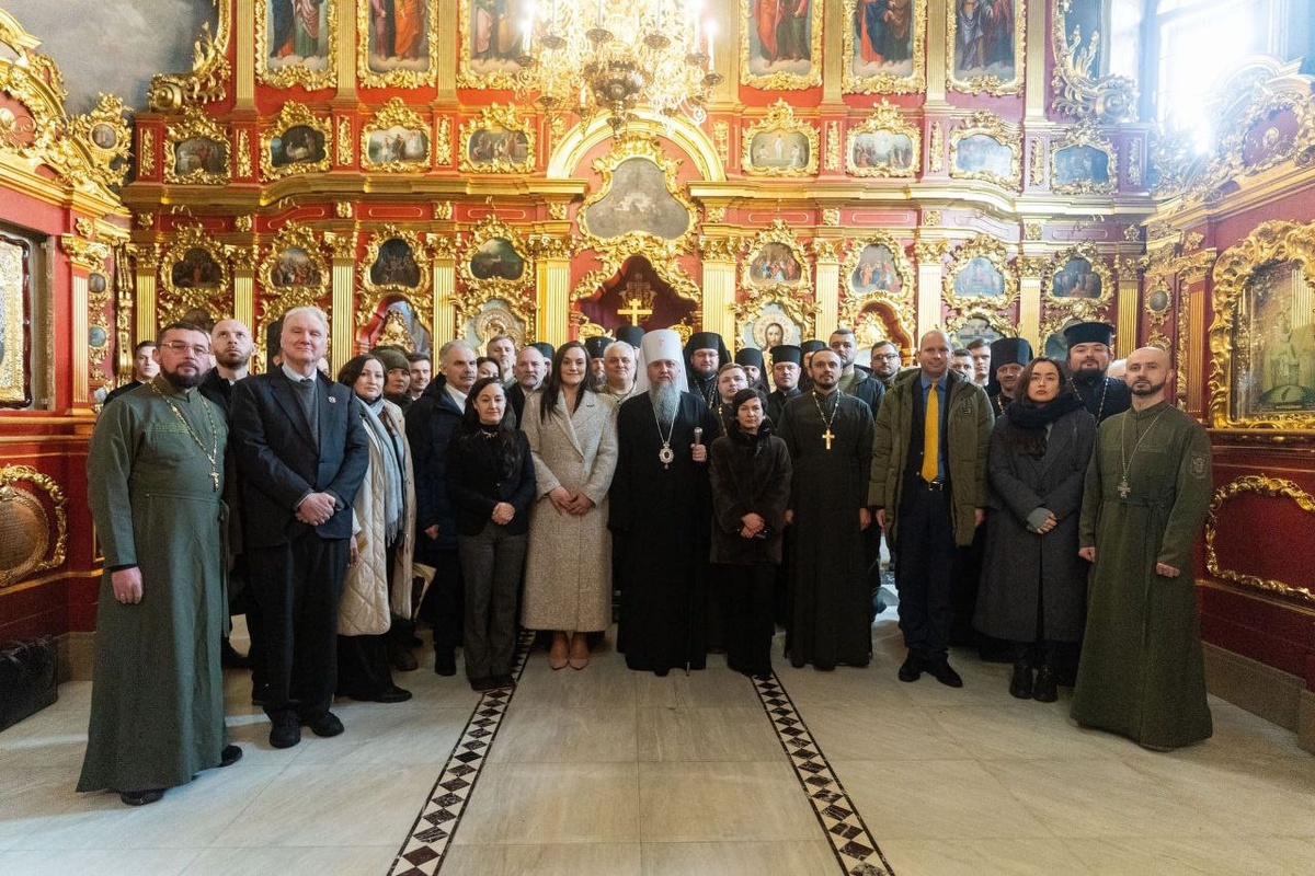 Да, вы правильно понимаете - патриоты так и молятся - спиной к алтарю, а женщины - без покрытой головы.