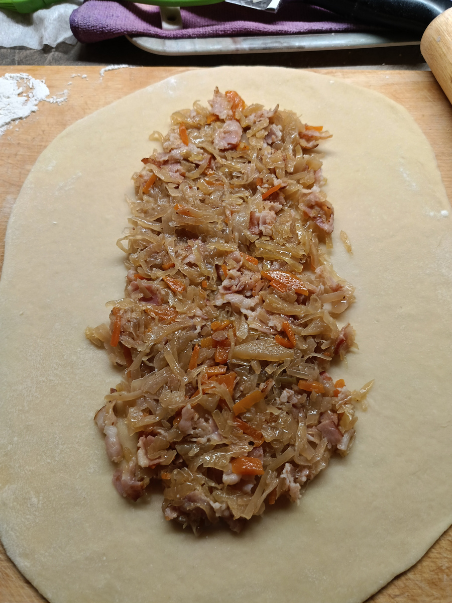 На пласт теста укладываем тушеную капусту.