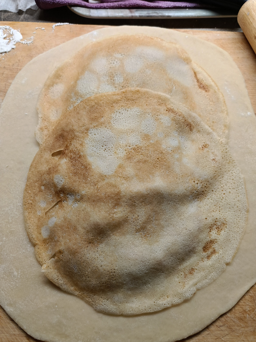 Слой закрываем блинчиками.