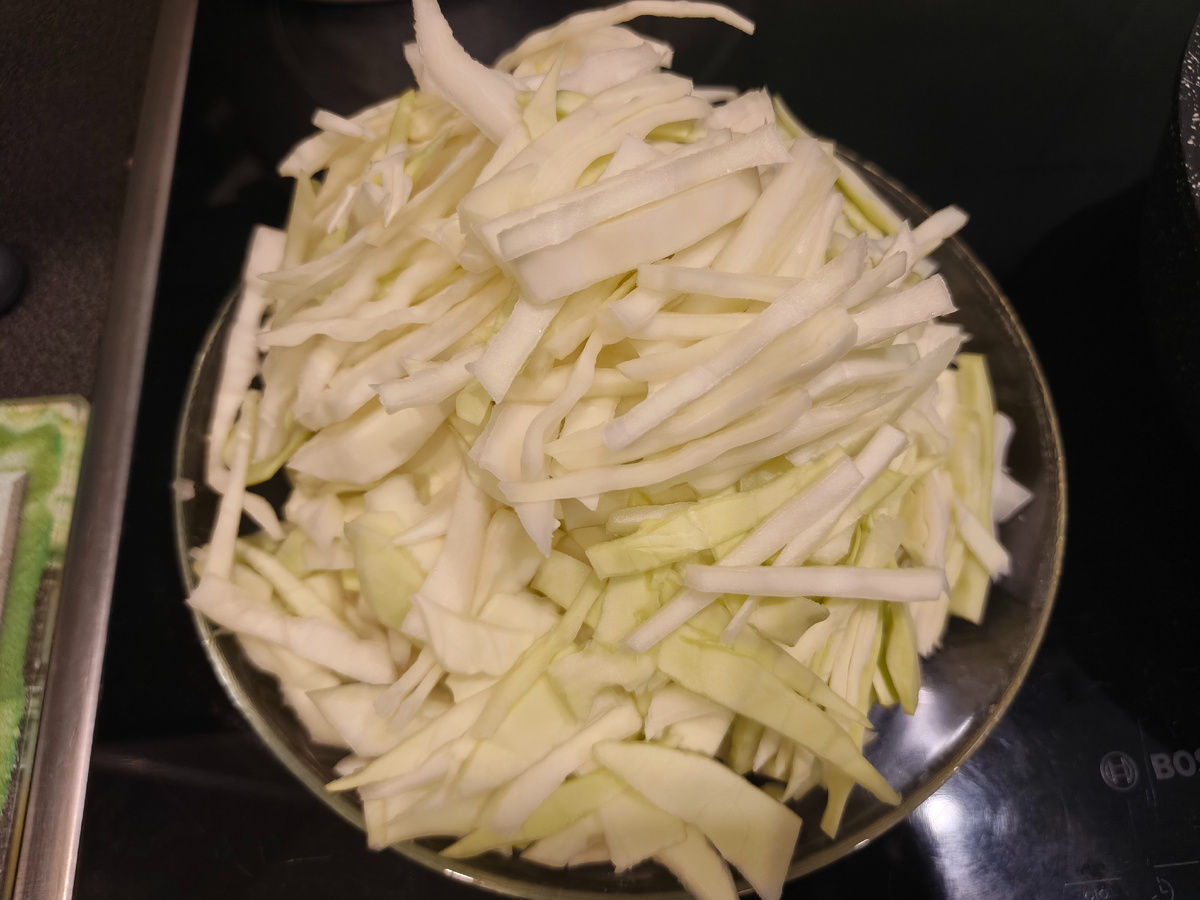 Нарезаем капусту соломкой