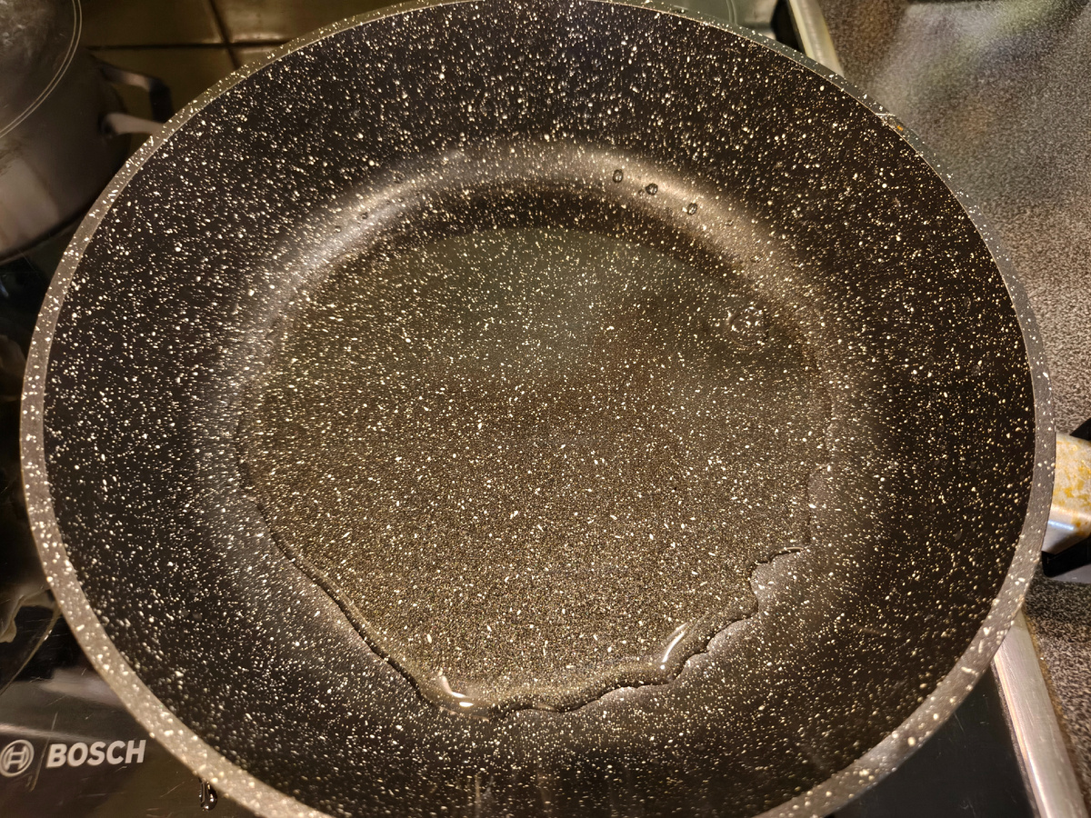 Ставим сковороду на плиту, добавляем растительное масло.