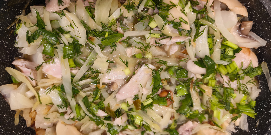 Едим вкусно и полезно. Тушёная капуста, с копчёной курицей и грибами.