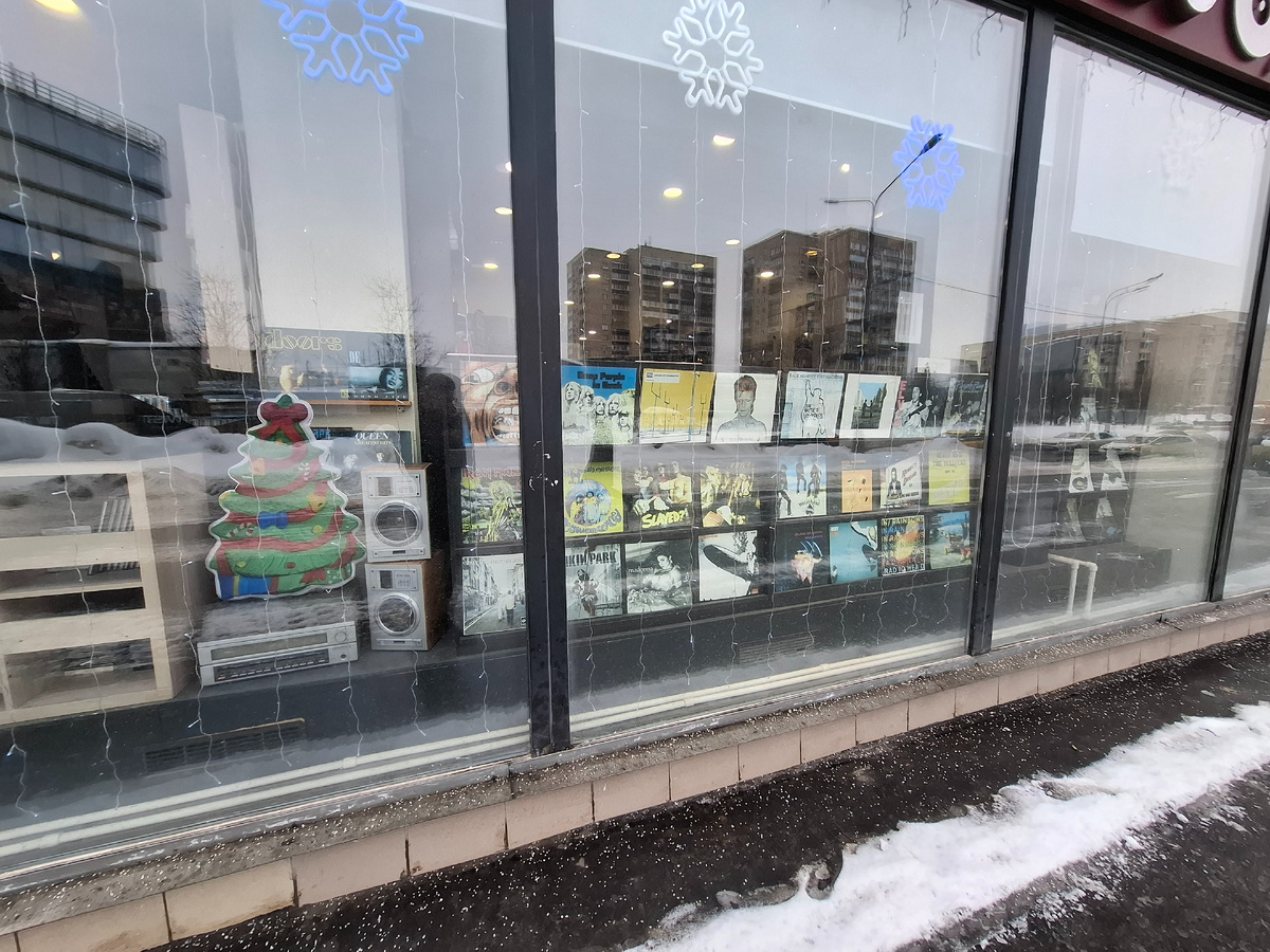 Витрина магазина «Новое искусство» 