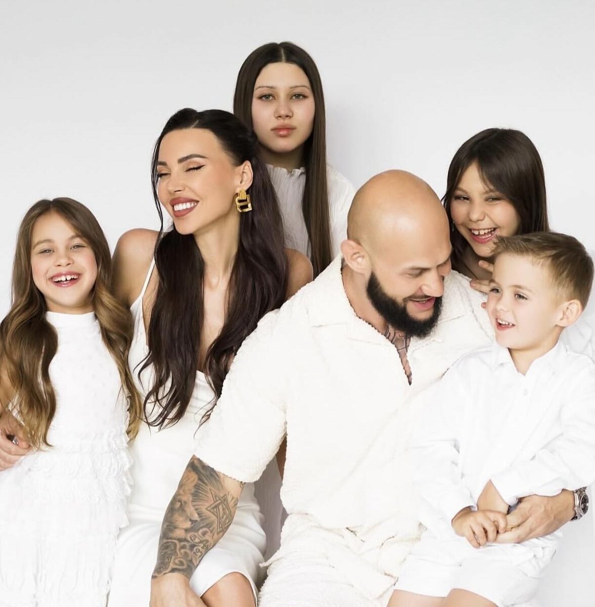 Пара воспитывает трех дочек и сына