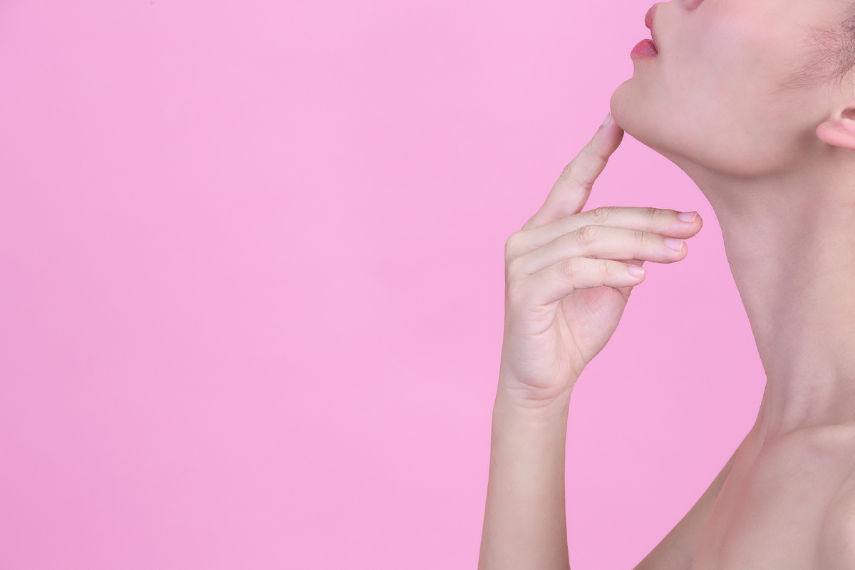 Изображение от freepik: https://ru.freepik.com/free-photo/beautiful-young-woman-is-touching-her-chin-with-her-index-finger-pink-wall_7957234.htm#fromView=search&page=1&position=40&uuid=ee05b2ad-4b94-420a-b524-10bc5c647387&query=острый+подбородок+и+скулы+девушки+