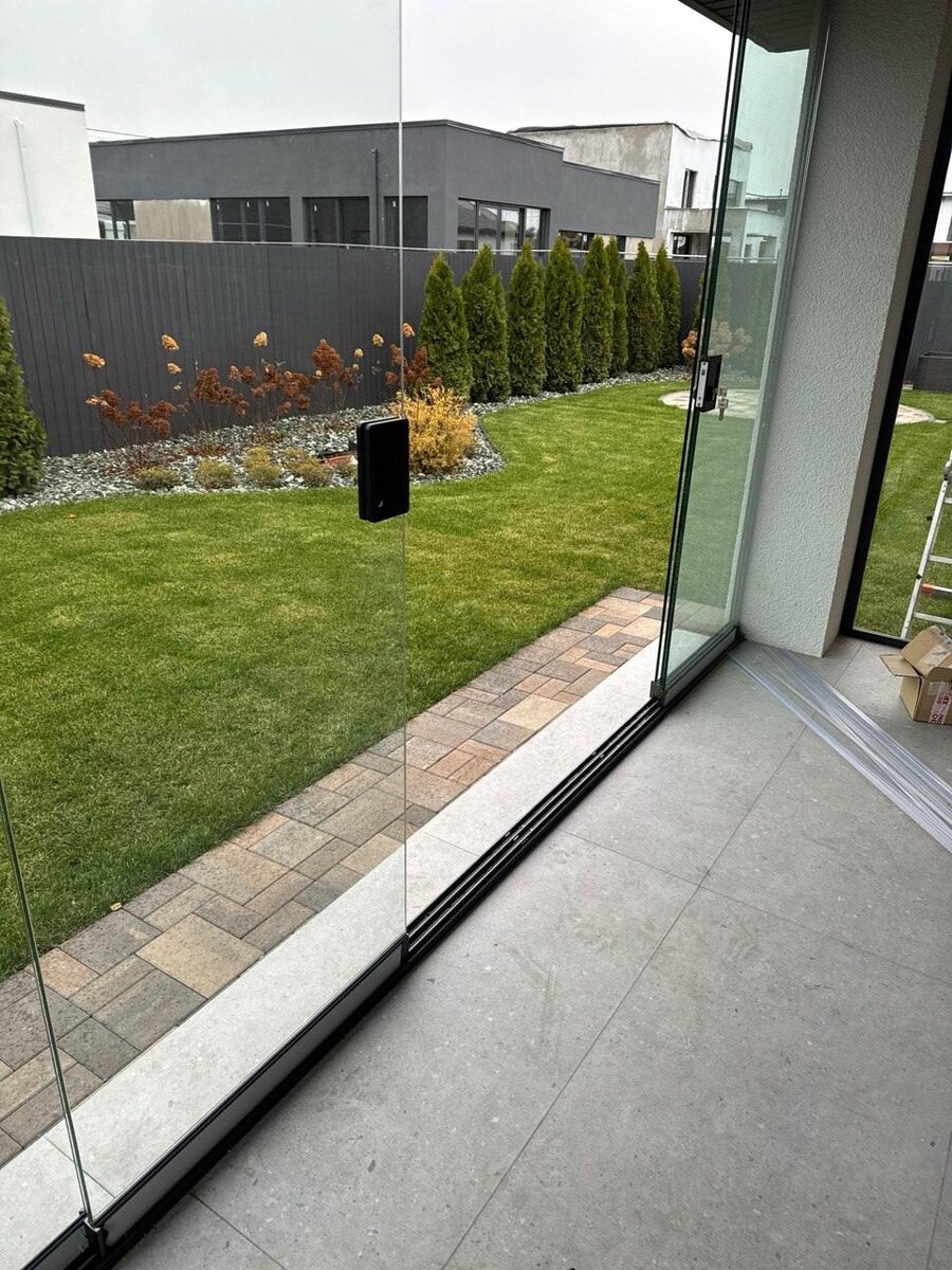 Минималистичная раздвижная система без вертикальных рам — максимум обзора и света.