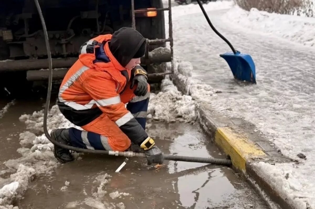    Коммунальщики активно чистят ливневки в период непогоды в Петербурге