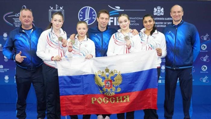 Российские фехтовальщики выиграли медальный зачёт юниорского ЧЕ. Обложка © Telegram / Олимпийский комитет России