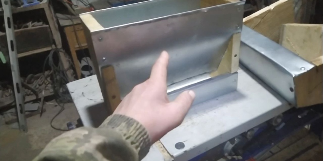 Бункерная кормушка для бройлеров, цыплят и другой птицы: делаем своими руками