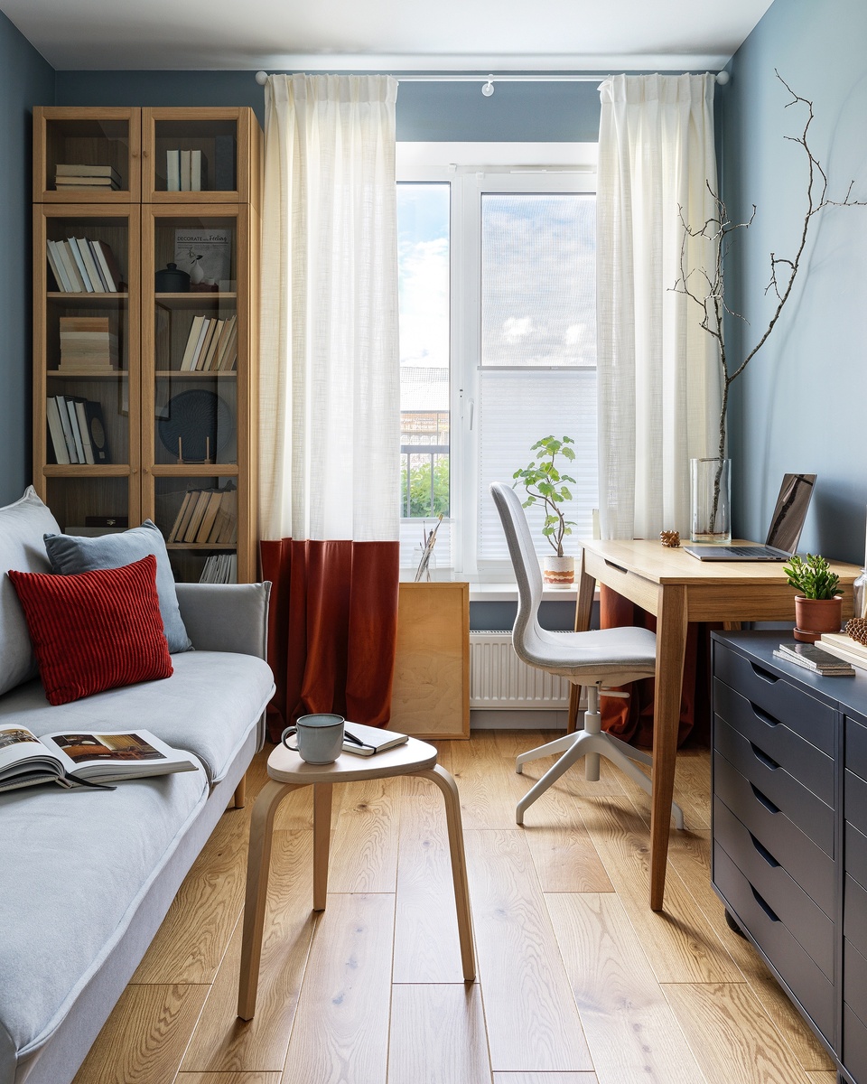 На фото: трешка 81 кв.м, ЖК «Магнифика». В кадре диван Слипсон от divan.ru. Дизайнер: Ольга Непочатова; декоратор: Анна Выборнова; фотограф: Максим Максимов