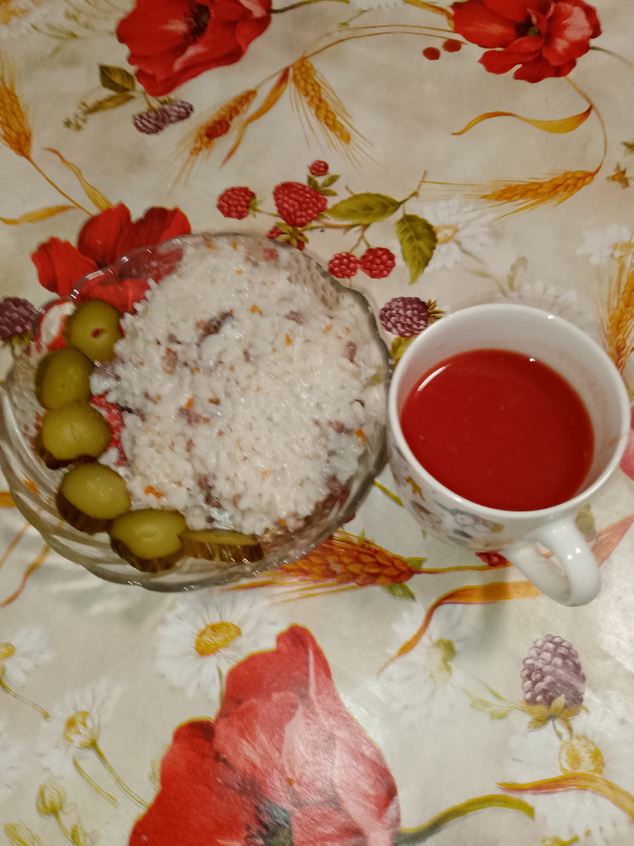 Каша и бокал томатного сока