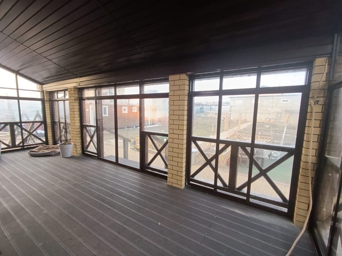 Остеклённая терраса — пространство света и уюта в любую погоду.