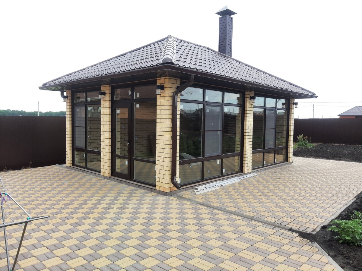 Остекление беседки — комфорт и защита от непогоды.