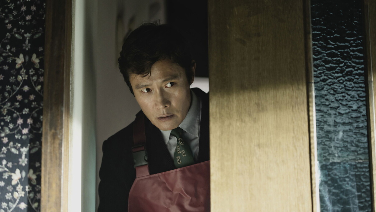 Кадр из фильма. В главной роли – звезда нашумевшего сериала «Игра в кальмара» Ли Бён-хон