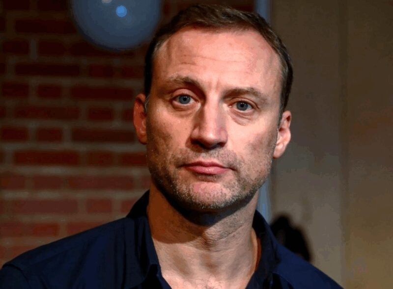    Актер Анатолий Белый*, чье имя когда-то гремело на театральных подмостках.