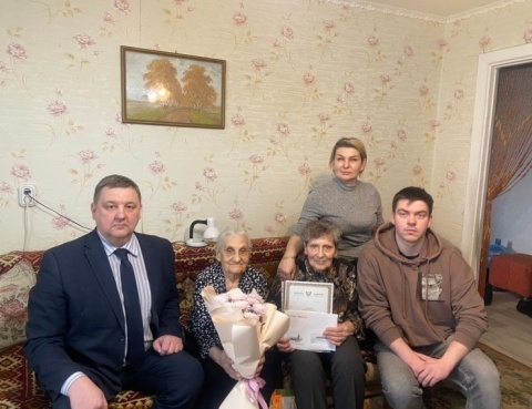 Столетний юбилей отметила труженица тыла из Смоленска Зинаида Фисенко