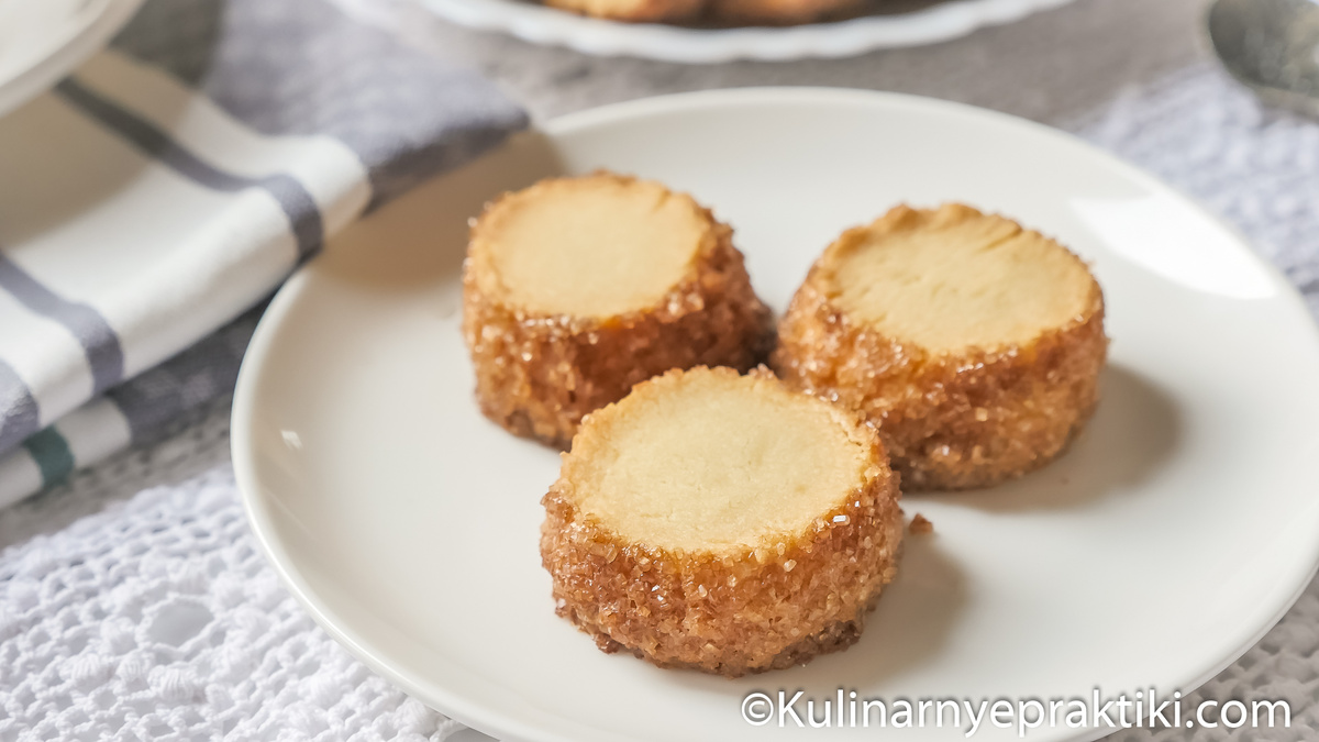 Название «диаманты» появилось именно благодаря сахарной корочке — крупинки сахара на срезе сверкают как бриллианты.
