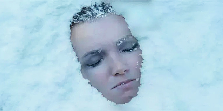 Кадр из фильма Poupoupidou. Режиссер: Жеральд Юсташ-Матьё. Производство: Angoa-Agicoa, Banque Postale Image 3, La, Canal+ [fr], Centre National du Cinéma, Ciné Cinémas, Dharamsala, France 2 Cinéma, France Télévision, Procirep, Programme MEDIA de la Communauté Européenne, Région Franche-Comté, Région Ile-de-France, Soficinéma 6. Прокат: P&I Films