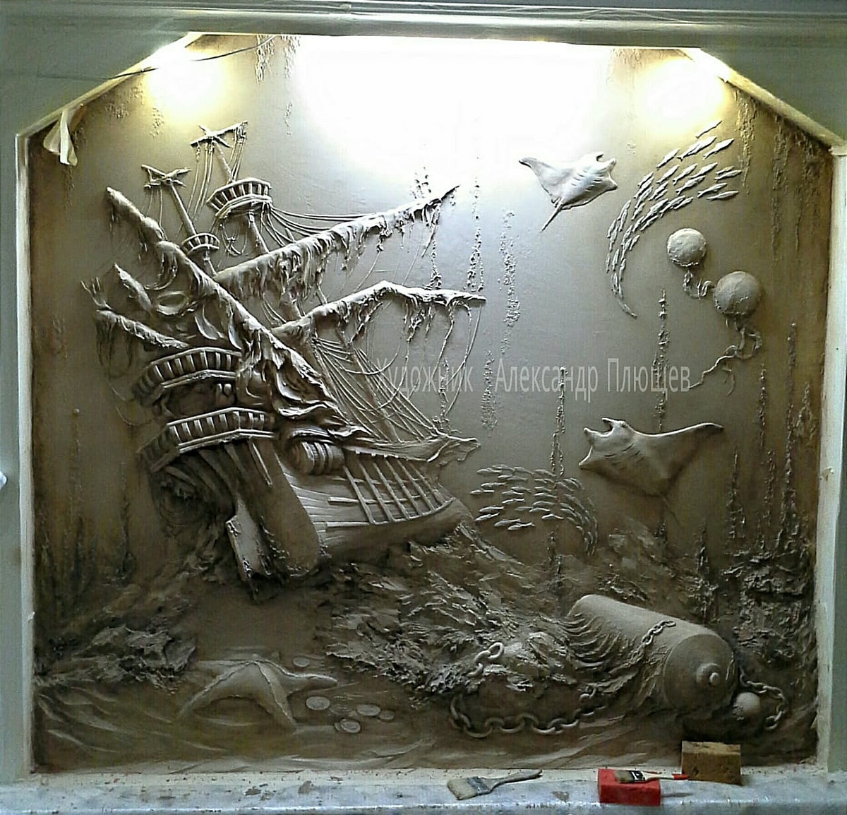 Барельеф "КОРАБЛЬ" художник Александр Плющев.
