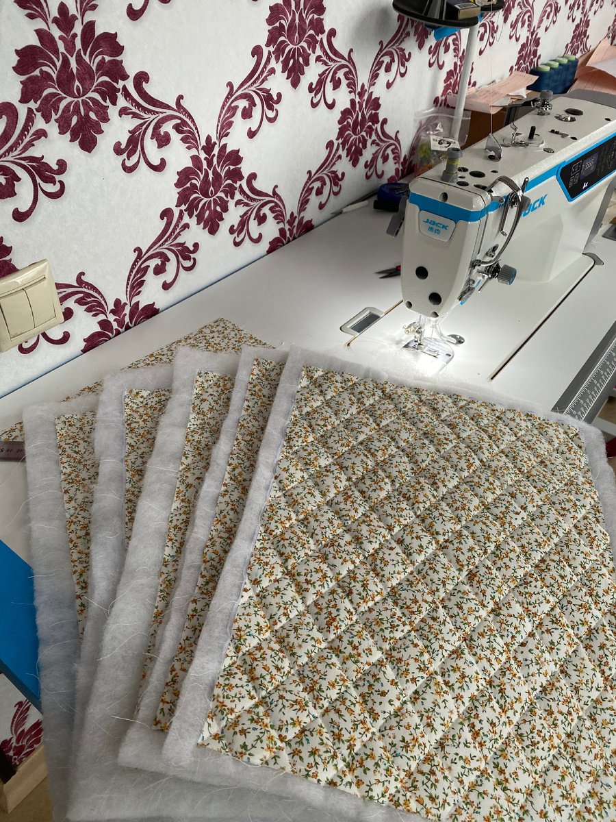 Процесс пошива косметичек.