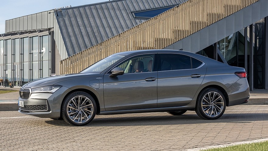    На фото: лифтбек Skoda Superb с новой plug-in гибридной установкой