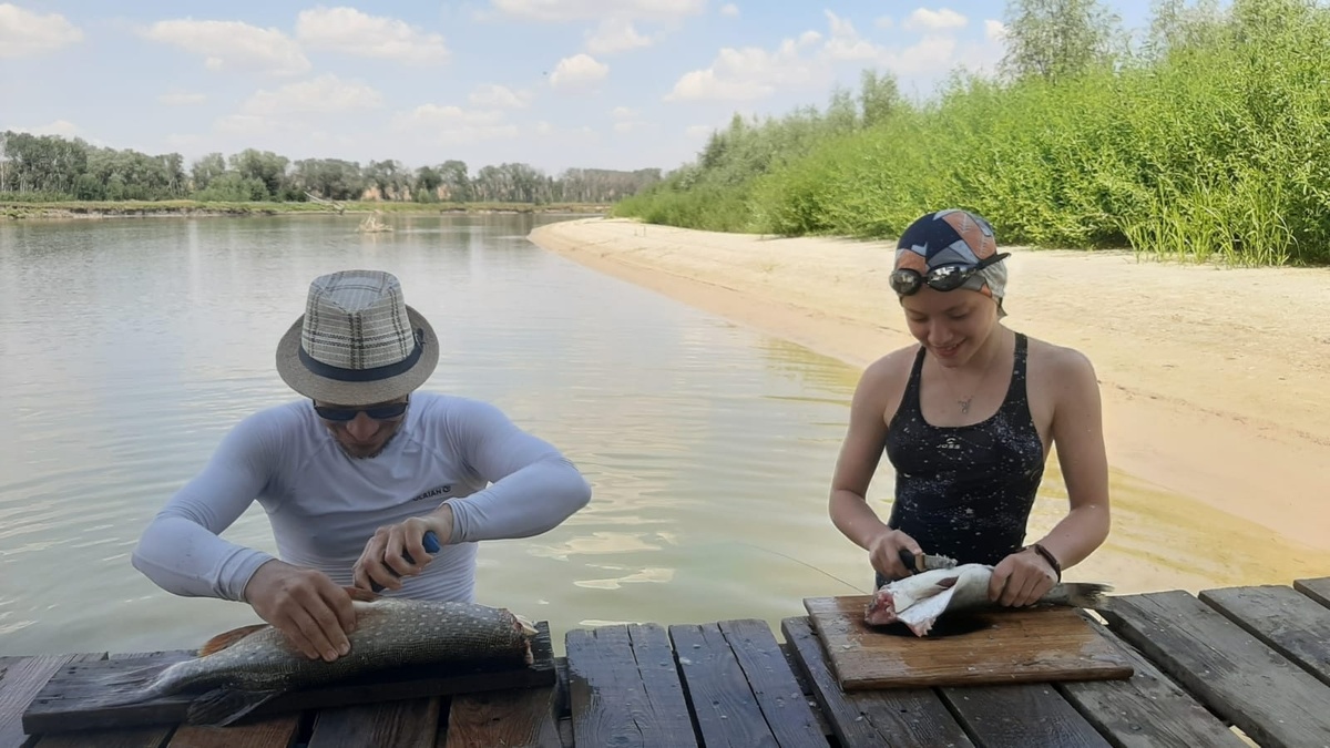 Разделываем рыбу на палубе. Поймали щдве щучки