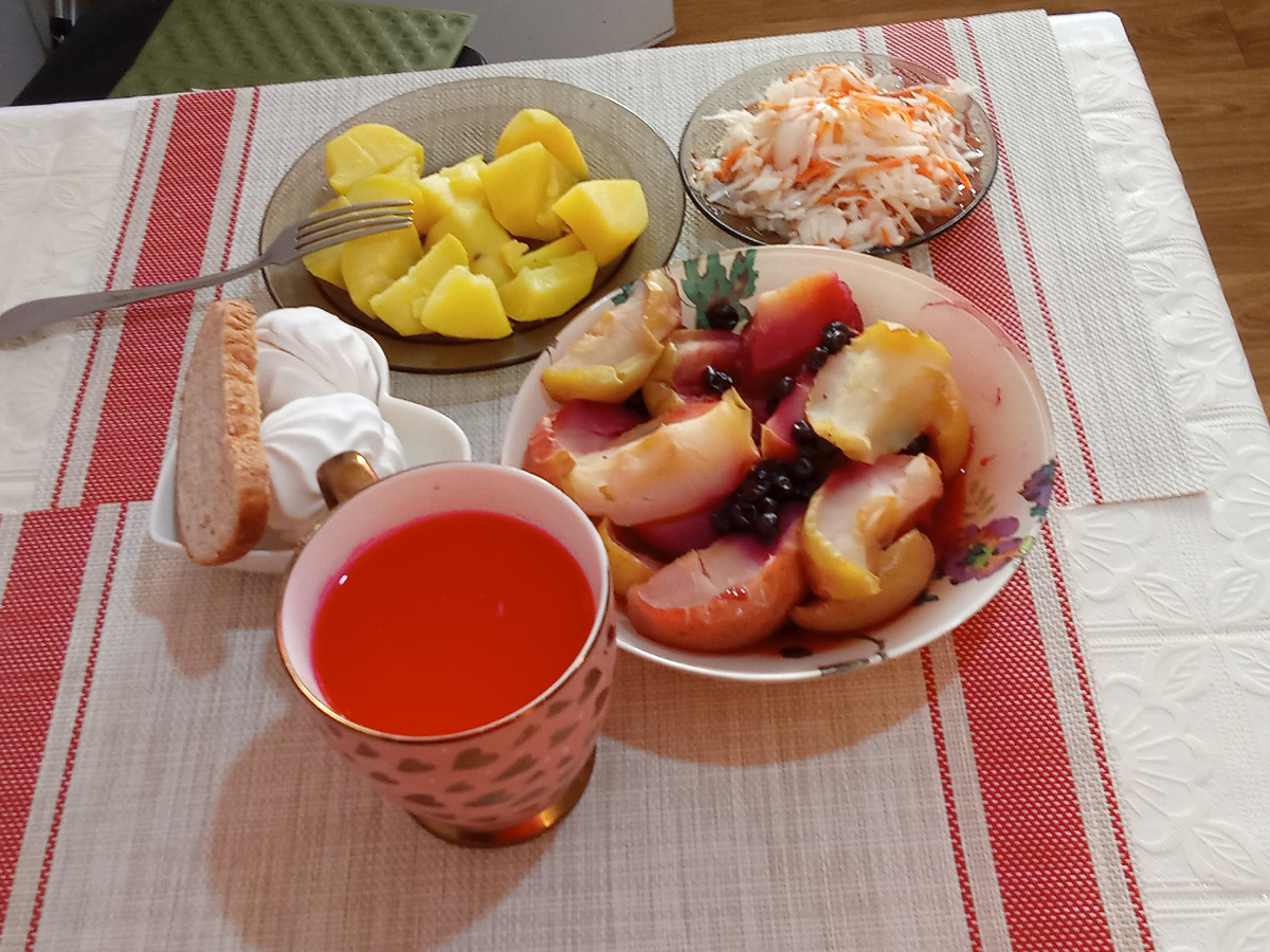 Мой ужин на сегодня.               Сегодня   ужин у меня, с любимой картошкой,  квашеной капустой собственного  приготовления.