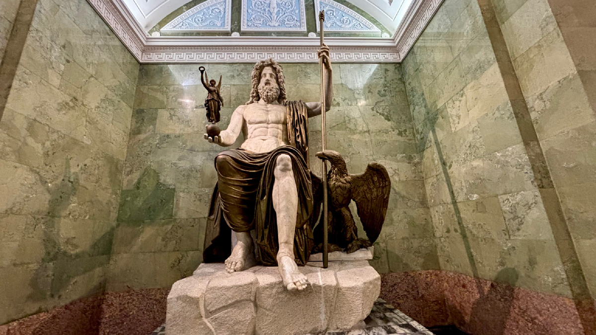 Зал Юпитера это первый зал, который вас встретит в анфиладе залов, посвященных античному миру