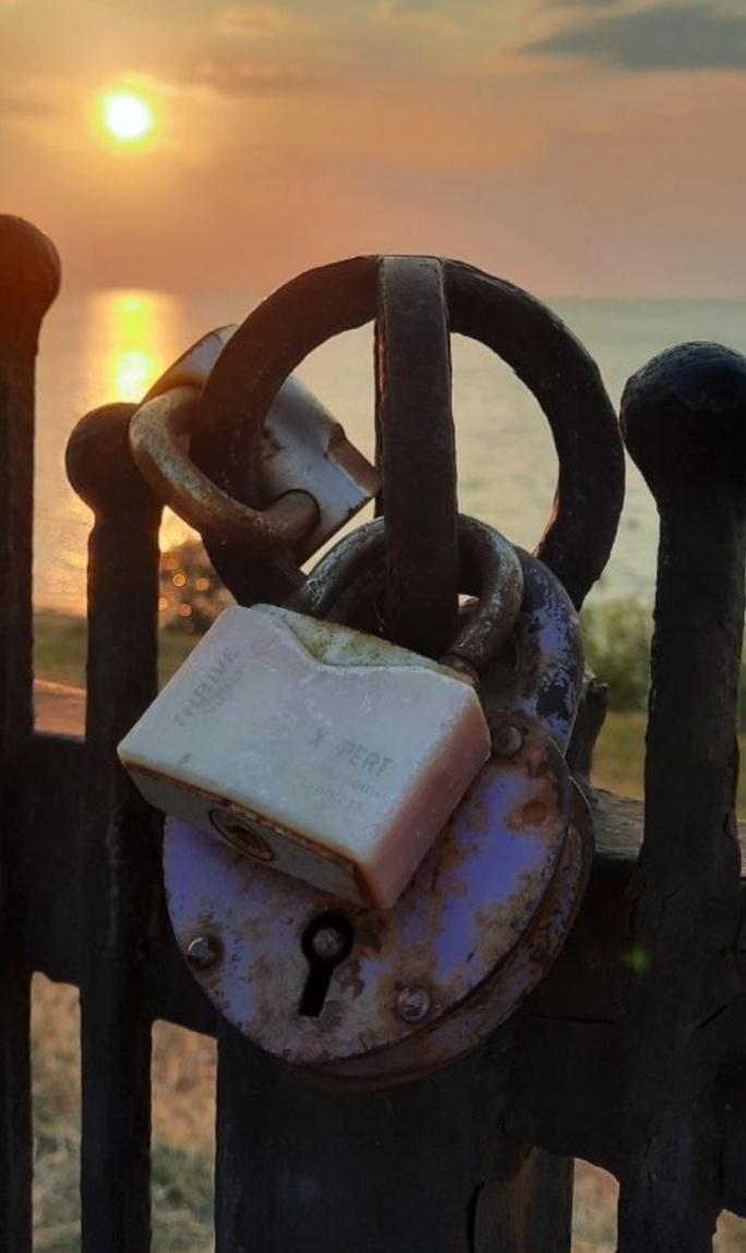 Путь к мечте за высоким забором и закрыть на замок.... 