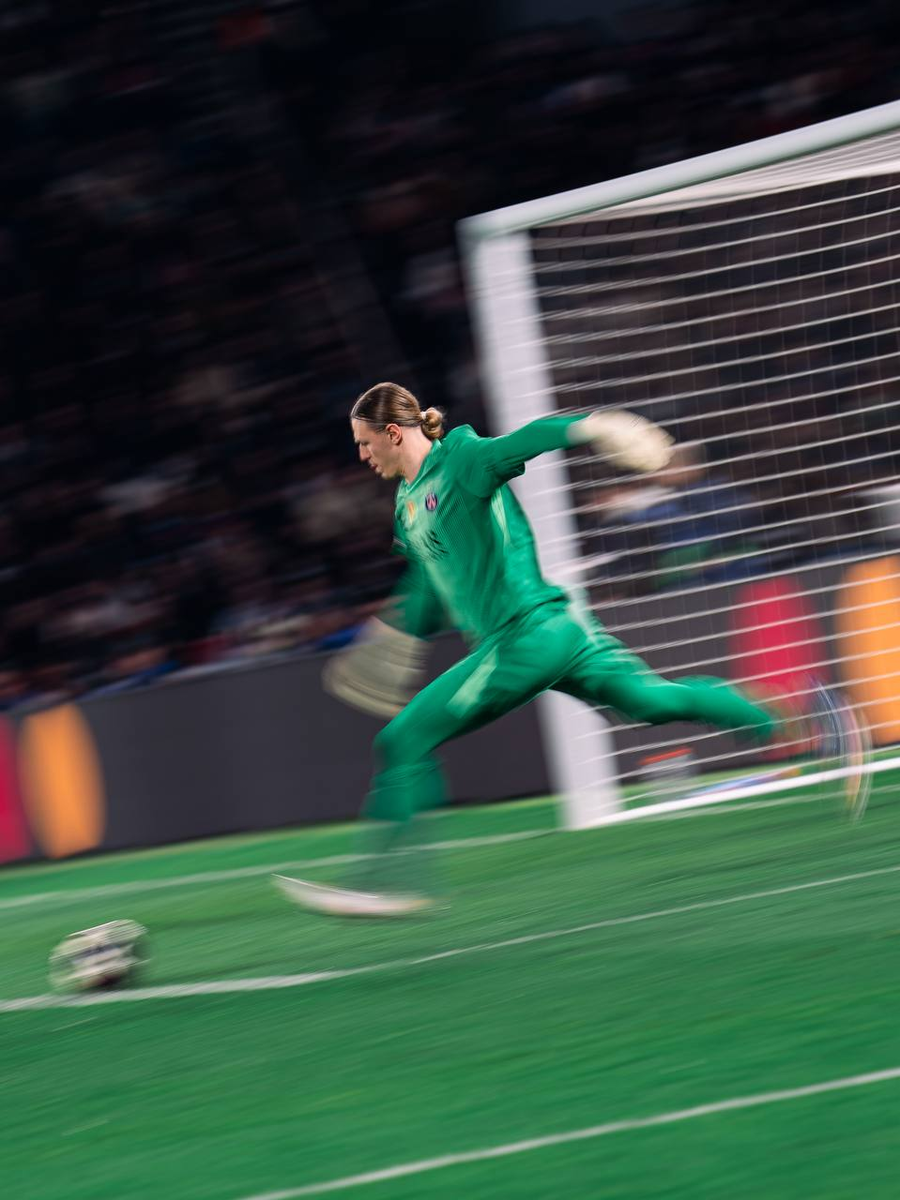 Матвей Сафонов - даже фото-выдержка за ним не угонится)