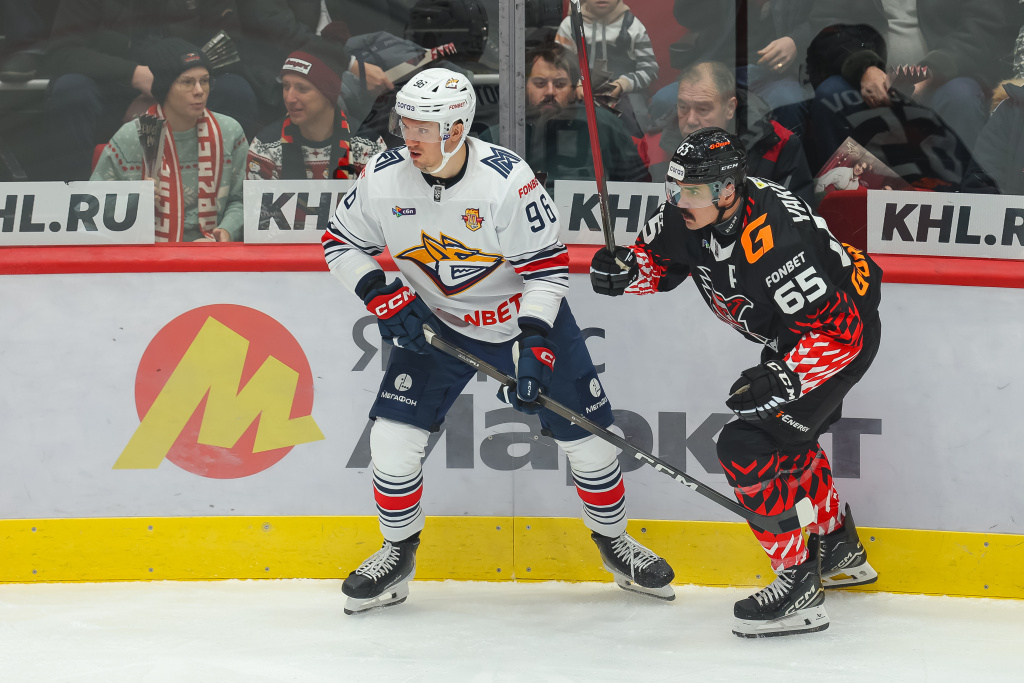 Никита Коротков (№ 96) сегодня заменил в первом магнитогорском звене травмированного Дмитрия Силантьева.