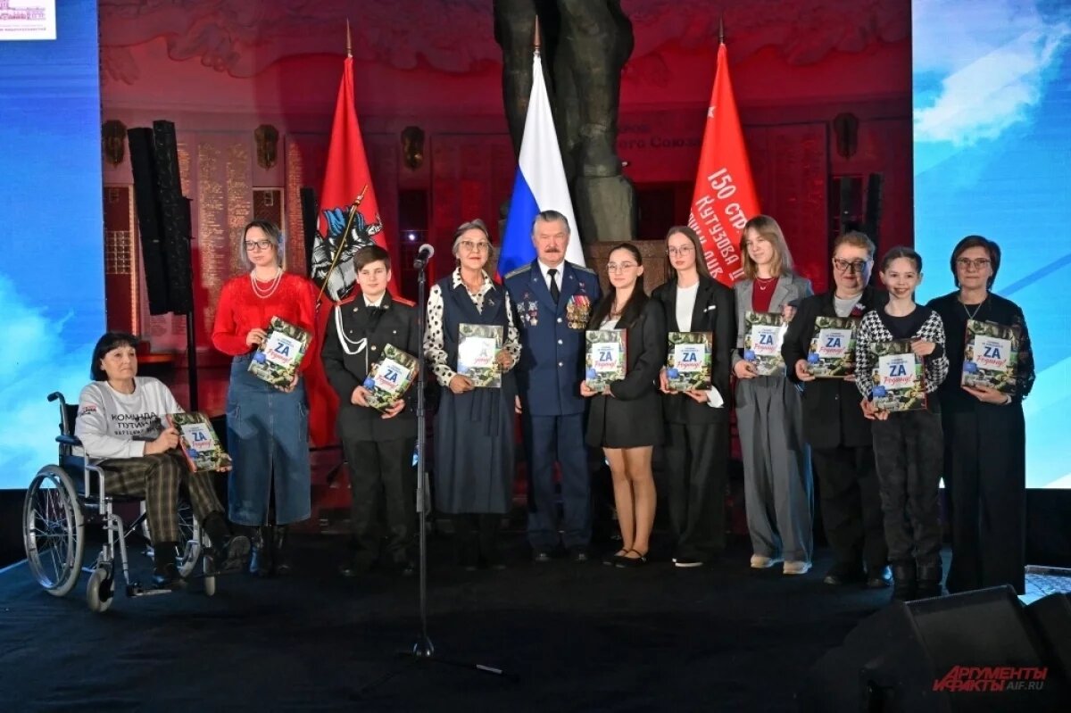    Авторов нового сборника «Героями не рождаются. Zа Родину» наградили 26 февраля в Зале Славы Музея Победы.