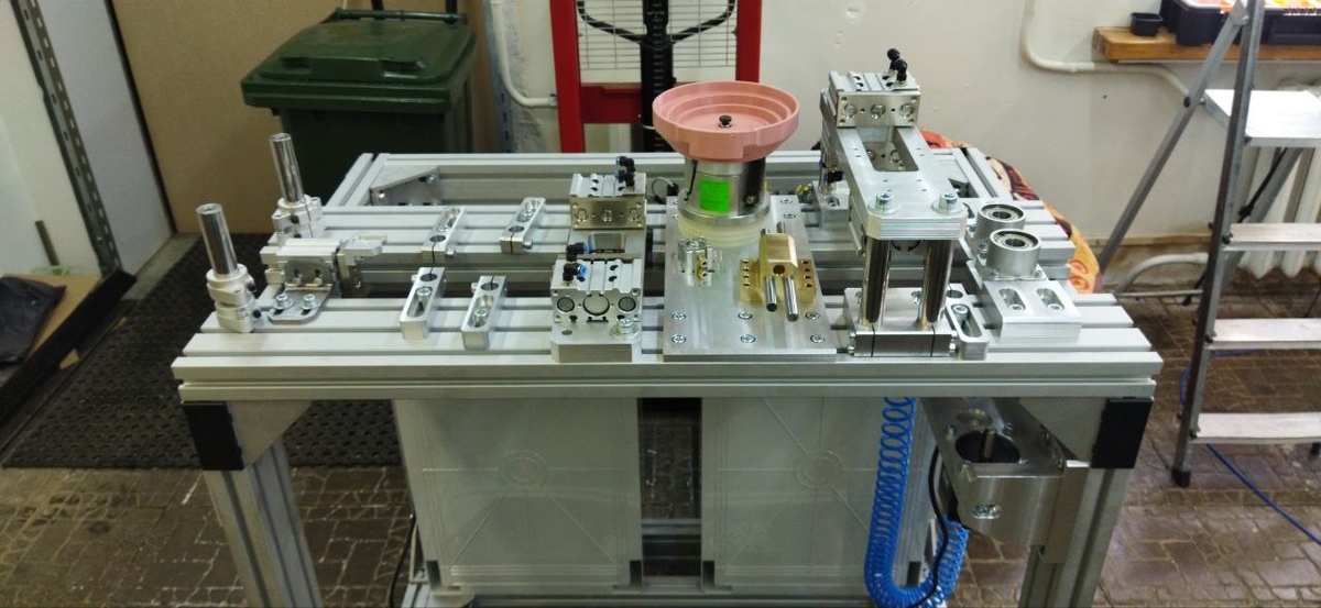 Изготавливается опытный образец машины.