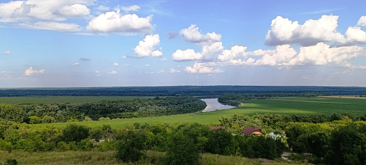 Вид на Дон со смотровой площадки вниз по течению. Следующая фотография - вид в противоположную сторону.