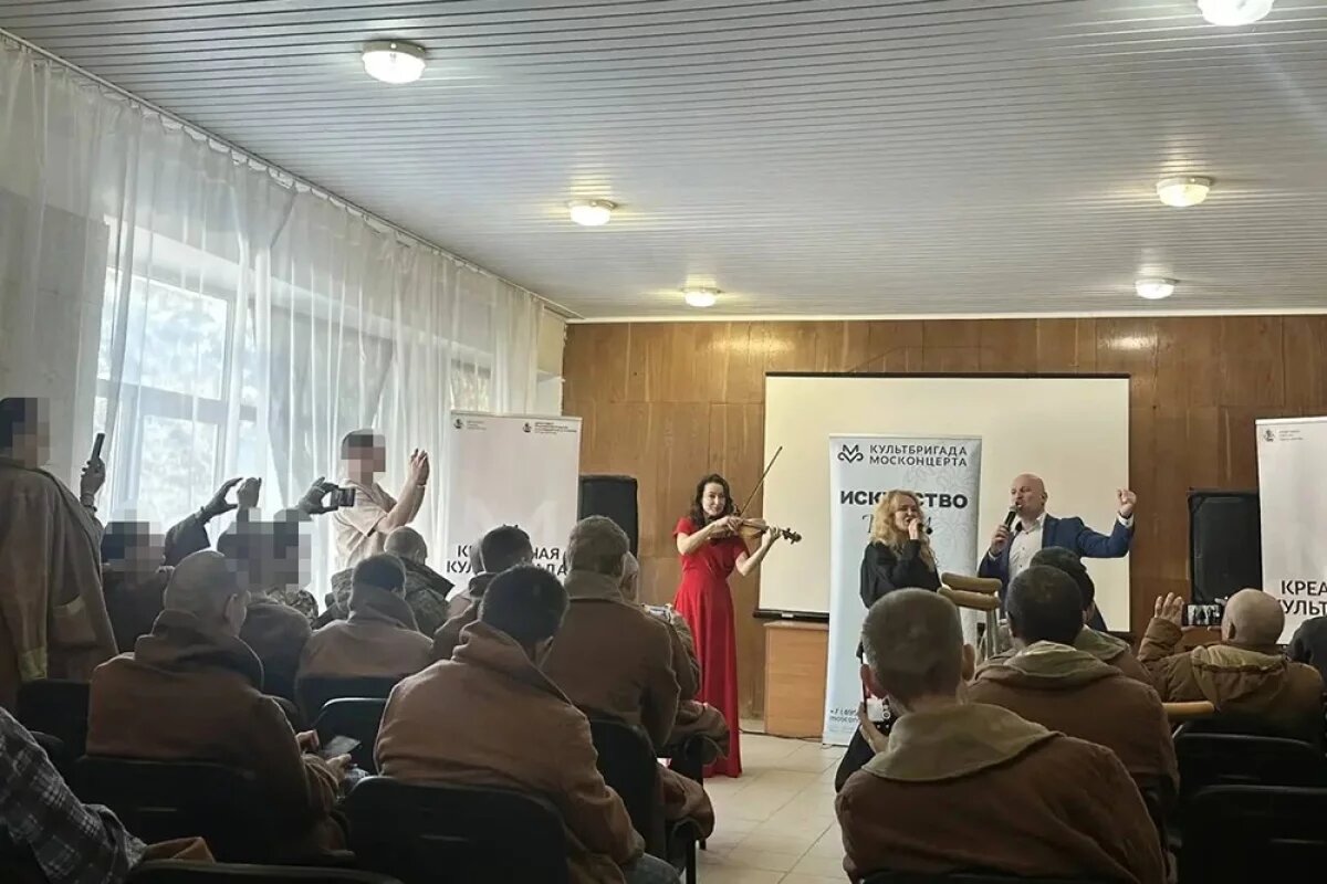    Для бойцов исполнили популярные песни нашего времени.