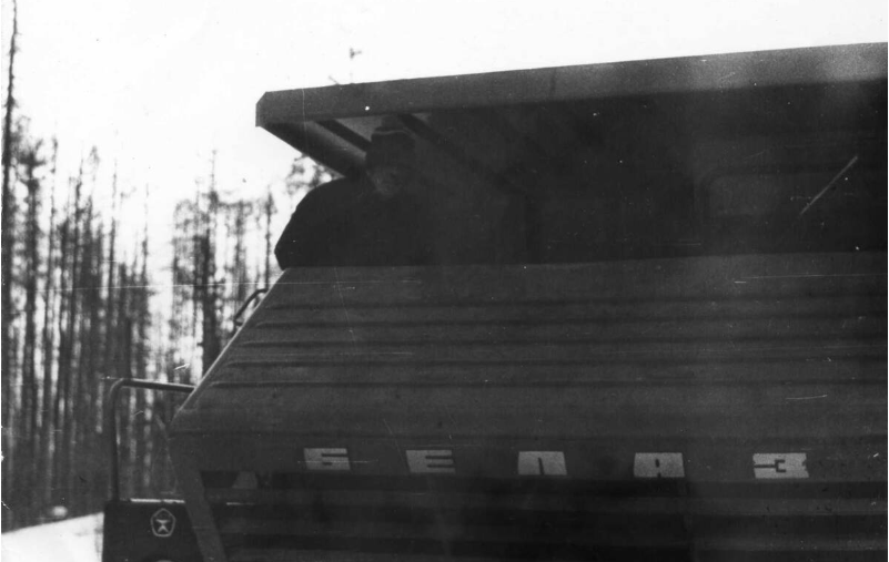 Фото автора. 80 годы двадцатого века. Большой капот БелАЗ. ППР на зимнике.