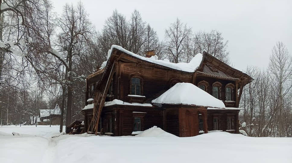 Крыша одного из теремов усадьбы Левашевых в Галибихе рухнула под тяжестью снега