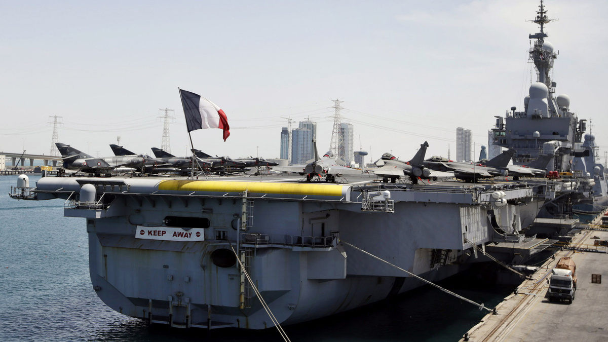    Авианосец "Шарль де Голль" (фото: EPA)