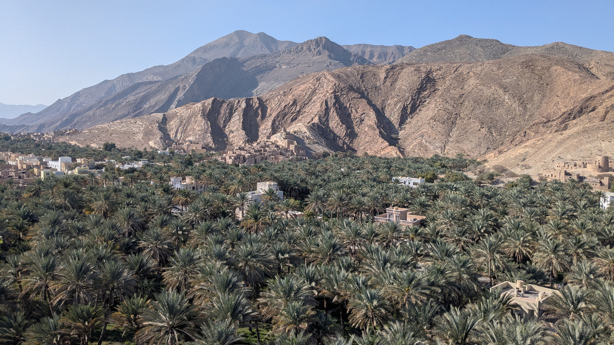 Вид на оазис и древний заброшенный город