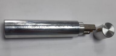 Фото из сети интернет, свободный доступ. / Сувенирный контейнер с остатками первых электродов (присадок) в день закладки пла К-278.